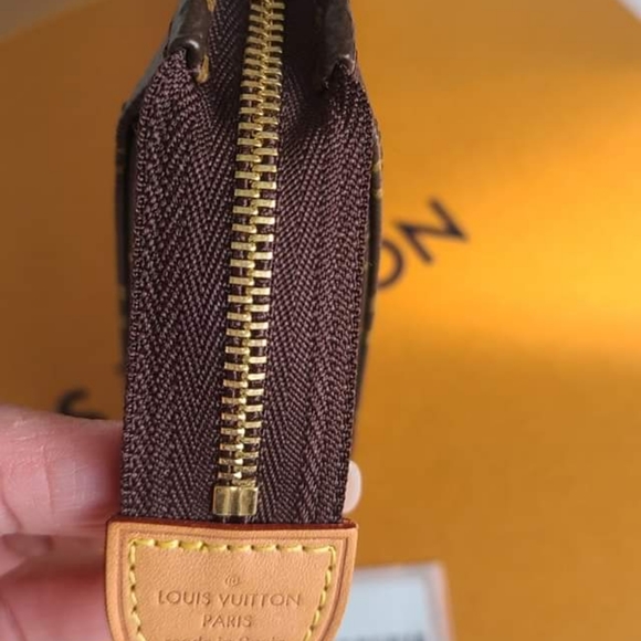 Louis Vuitton Toiletry Pouch 26 - Picture 4 of 6